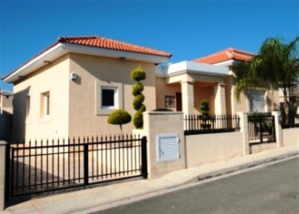 2 Bedroom Villa for Sale in Parekklisia Area