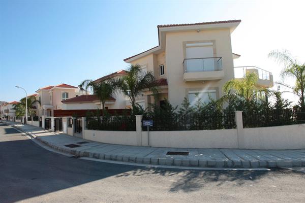 2 Bedroom Villa for Sale in Parekklisia Area