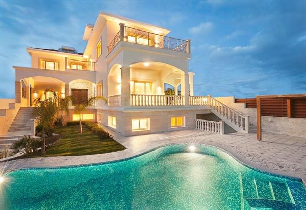 4 Bedroom Villa For Sale in Agios Tychonas, Limassol
