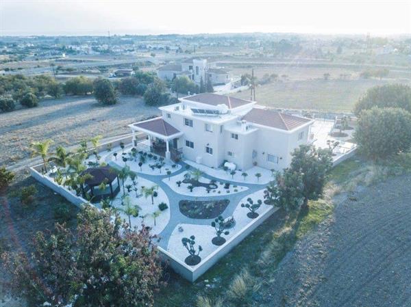 4 Bedroom House for Sale in Paphos Center