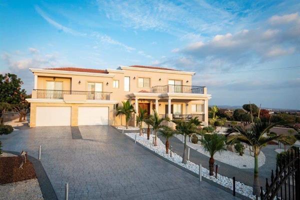 4 Bedroom House for Sale in Paphos Center