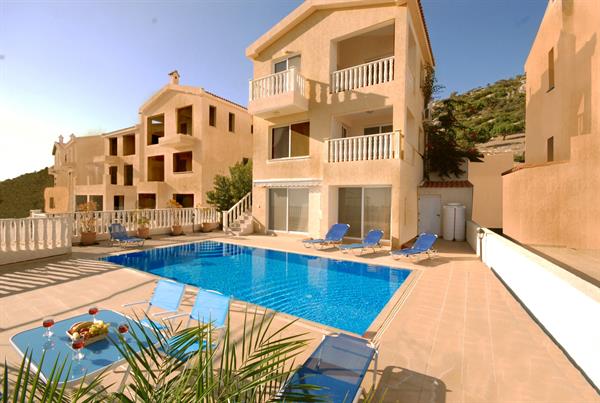 5 Bedroom House for Sale in Peyia, Paphos