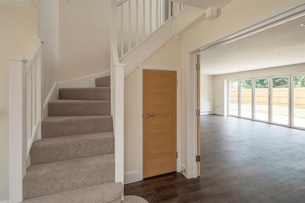 4 Bedroom House For Sale in Woking Area, London - UK