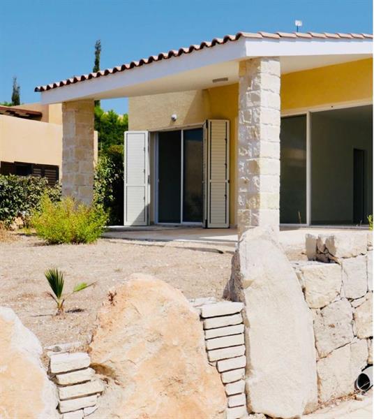 3 Bedroom Bungalow For Sale in Chloraca, Paphos